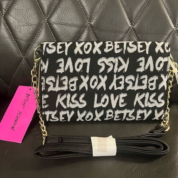 NWT Betsey Johnson black white XOXO LOVE KISS Crossbody shoulder accordion bag - Picture 2 of 11